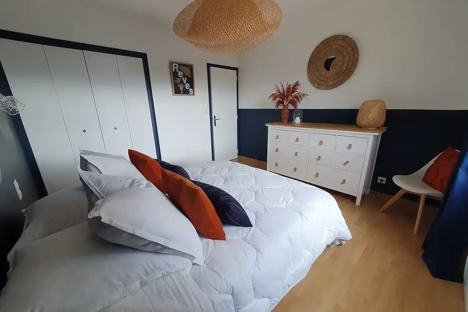 chambre bleue refaite par la décoratrice d'intérieur, se déplaçant en Champagne Ardenne et Loire-Atlantique